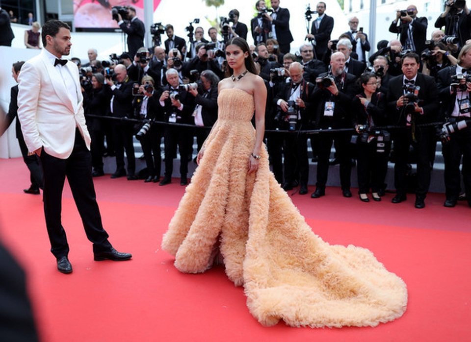 Thiên thần nội y Sara Sampaio tình tứ hôn bạn trai trên thảm đỏ Cannes - 7 Thiên thần nội y Sara Sampaio tình tứ hôn bạn trai trên thảm đỏ Cannes - 7
