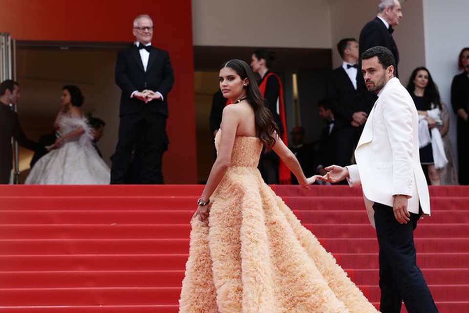 Thiên thần nội y Sara Sampaio tình tứ hôn bạn trai trên thảm đỏ Cannes - 14 Thiên thần nội y Sara Sampaio tình tứ hôn bạn trai trên thảm đỏ Cannes - 14