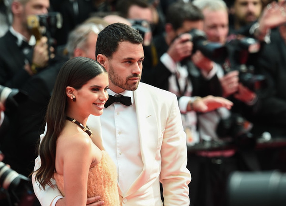 Thiên thần nội y Sara Sampaio tình tứ hôn bạn trai trên thảm đỏ Cannes - 2 Thiên thần nội y Sara Sampaio tình tứ hôn bạn trai trên thảm đỏ Cannes - 2