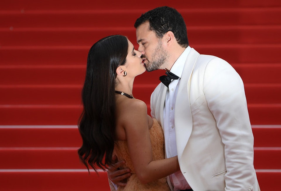 Thiên thần nội y Sara Sampaio tình tứ hôn bạn trai trên thảm đỏ Cannes - 3 Thiên thần nội y Sara Sampaio tình tứ hôn bạn trai trên thảm đỏ Cannes - 3