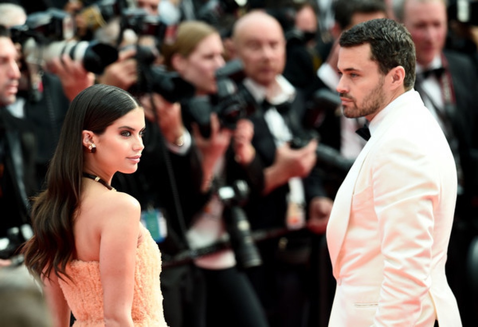 Thiên thần nội y Sara Sampaio tình tứ hôn bạn trai trên thảm đỏ Cannes - 9 Thiên thần nội y Sara Sampaio tình tứ hôn bạn trai trên thảm đỏ Cannes - 9