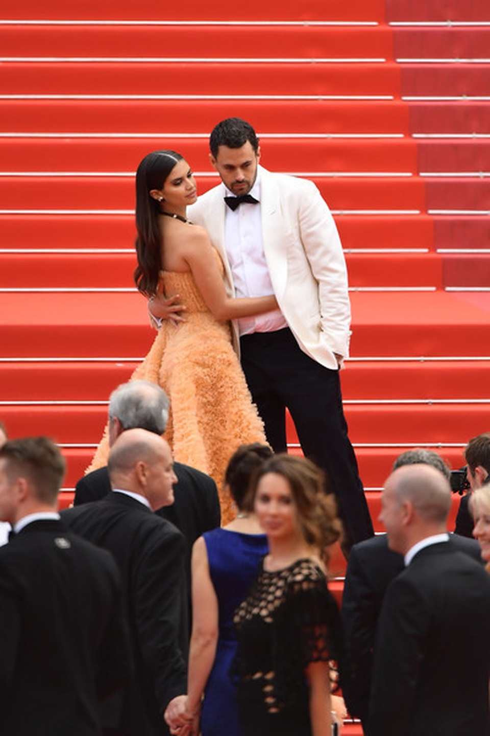 Thiên thần nội y Sara Sampaio tình tứ hôn bạn trai trên thảm đỏ Cannes - 4 Thiên thần nội y Sara Sampaio tình tứ hôn bạn trai trên thảm đỏ Cannes - 4