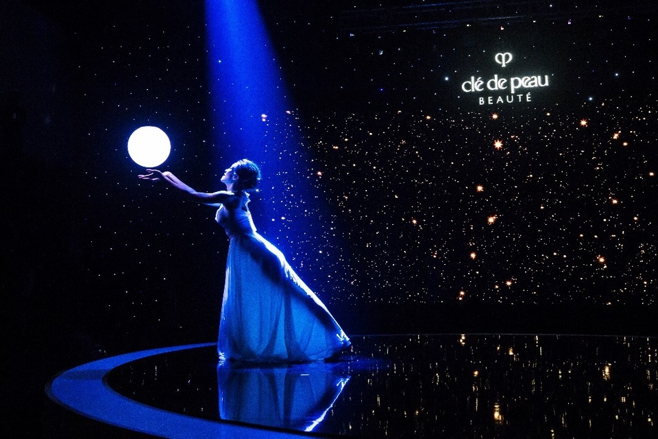 Sự cuốn hút không lời trong đêm tiệc ánh sáng “Dancing with the light” - 4 Sự cuốn hút không lời trong đêm tiệc ánh sáng “Dancing with the light” - 4