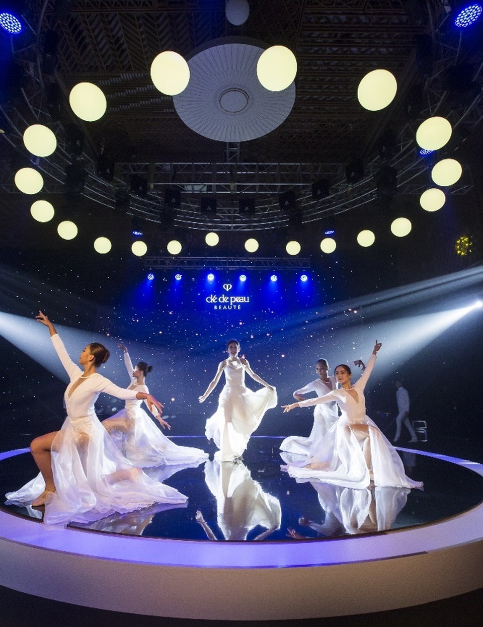 Sự cuốn hút không lời trong đêm tiệc ánh sáng “Dancing with the light” - 5 Sự cuốn hút không lời trong đêm tiệc ánh sáng “Dancing with the light” - 5