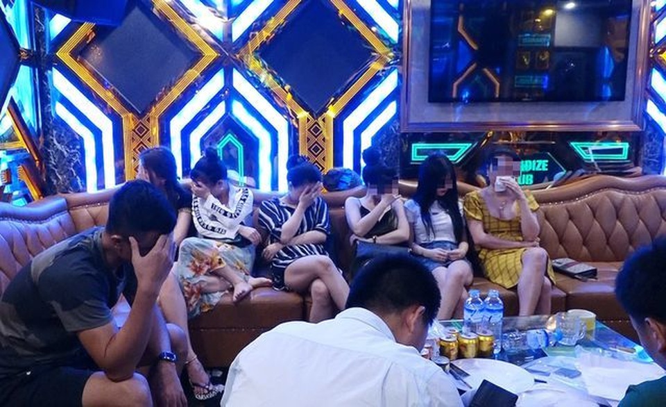 Xử phạt quán karaoke có hàng chục thanh niên bay lắc phê ma túy - 2 Xử phạt quán karaoke có hàng chục thanh niên bay lắc phê ma túy - 2