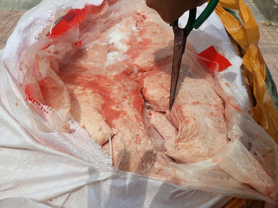 Phát hiện hàng trăm kg nội tạng và thịt lợn không rõ nguồn gốc trên xe khách - 7 Phát hiện hàng trăm kg nội tạng và thịt lợn không rõ nguồn gốc trên xe khách - 7