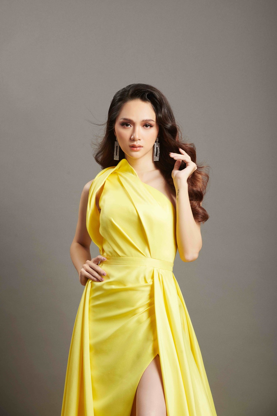 H’Hen Niê, Phương Khánh, Hương Giang, Hoàng Thùy cùng lan toả niềm tự hào nhan sắc - 3 H’Hen Niê, Phương Khánh, Hương Giang, Hoàng Thùy cùng lan toả niềm tự hào nhan sắc - 3