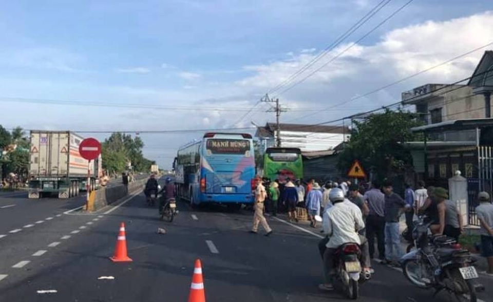 Tai nạn liên hoàn trên quốc lộ 1, xe khách lao vào nhà dân - 1