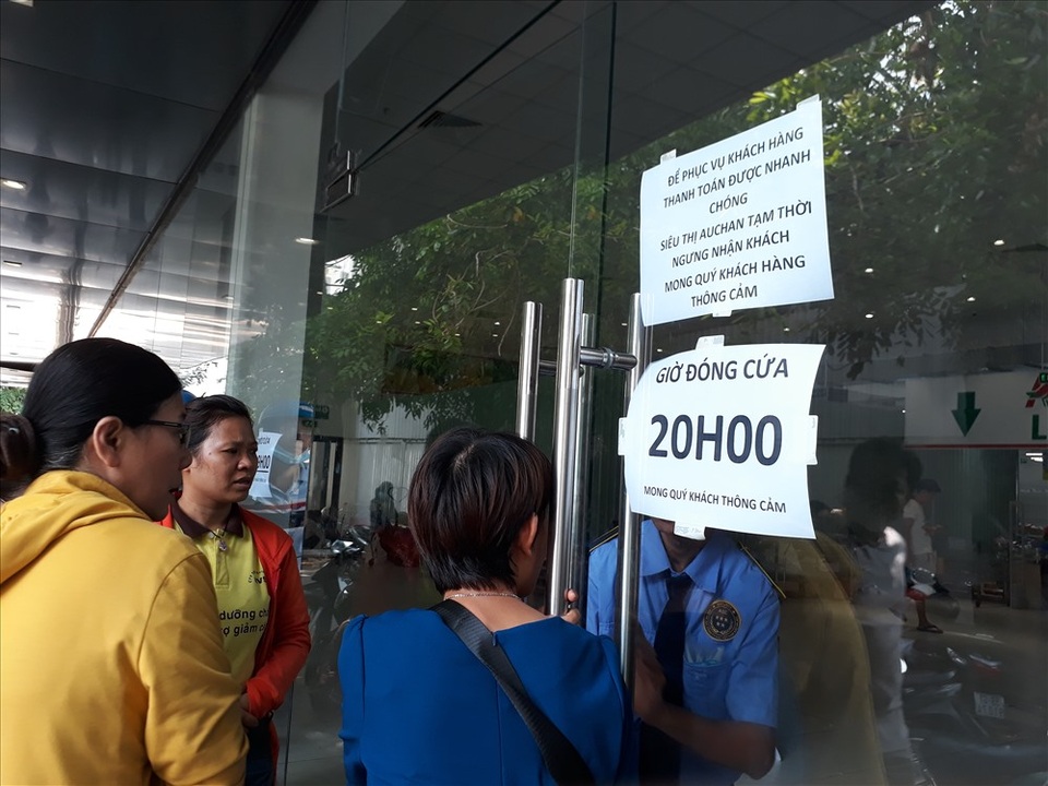 Auchan bị oanh tạc ngày thanh lý: Nhiều khách hàng bị chặn từ cửa - 1 Auchan bị oanh tạc ngày thanh lý: Nhiều khách hàng bị chặn từ cửa - 1