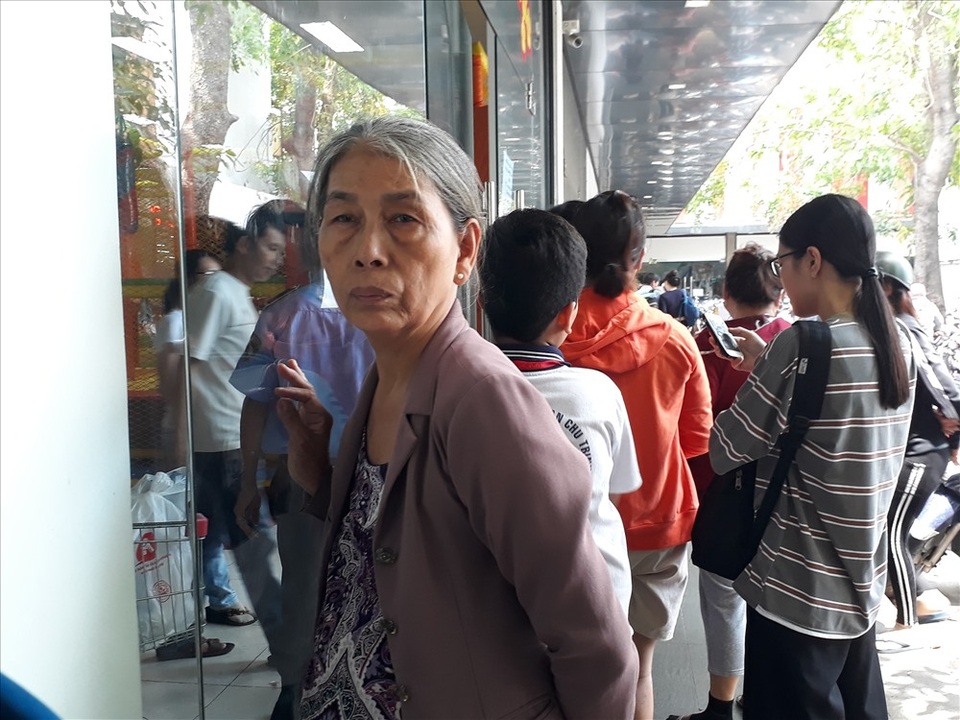 Auchan bị oanh tạc ngày thanh lý: Nhiều khách hàng bị chặn từ cửa - 2 Auchan bị oanh tạc ngày thanh lý: Nhiều khách hàng bị chặn từ cửa - 2