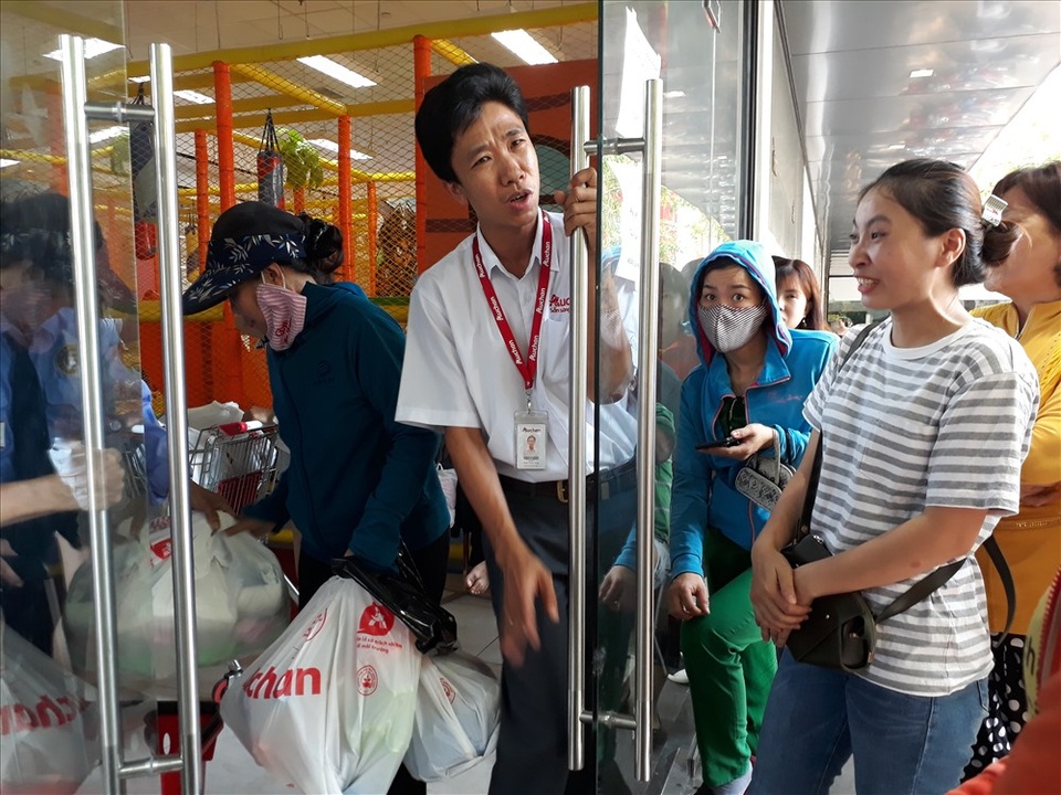 Auchan bị oanh tạc ngày thanh lý: Nhiều khách hàng bị chặn từ cửa - 3 Auchan bị oanh tạc ngày thanh lý: Nhiều khách hàng bị chặn từ cửa - 3