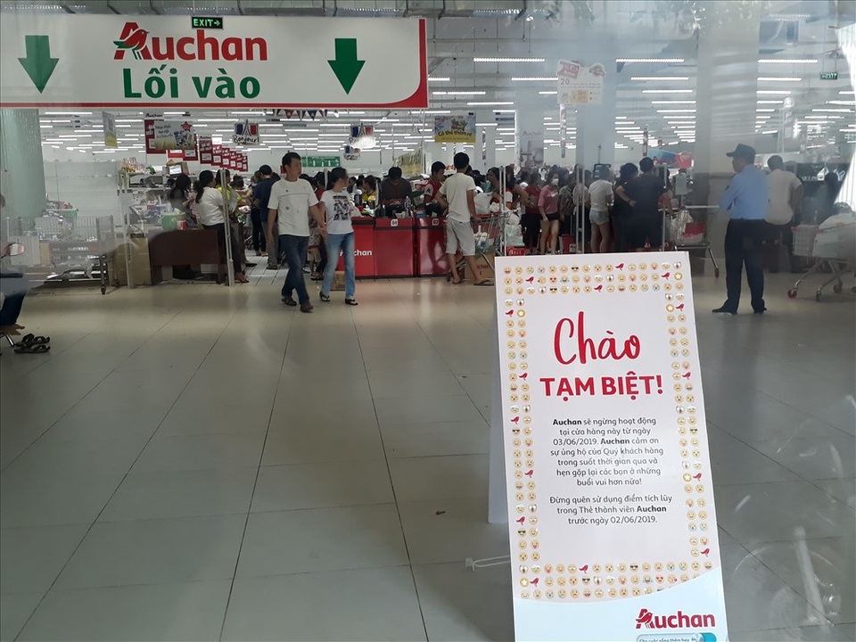 Auchan bị oanh tạc ngày thanh lý: Nhiều khách hàng bị chặn từ cửa - 4 Auchan bị oanh tạc ngày thanh lý: Nhiều khách hàng bị chặn từ cửa - 4