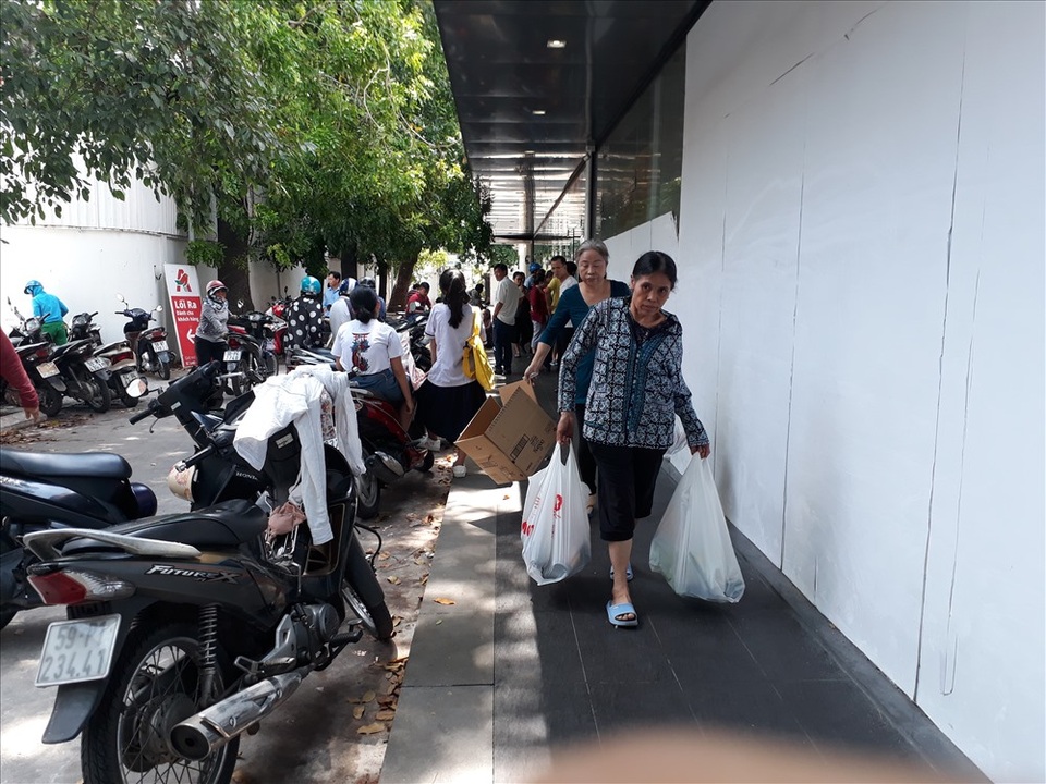Auchan bị oanh tạc ngày thanh lý: Nhiều khách hàng bị chặn từ cửa - 5 Auchan bị oanh tạc ngày thanh lý: Nhiều khách hàng bị chặn từ cửa - 5