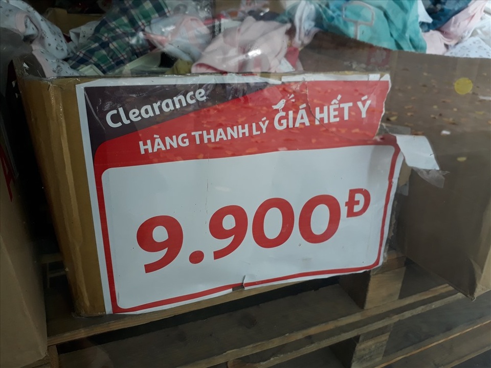 Auchan bị oanh tạc ngày thanh lý: Nhiều khách hàng bị chặn từ cửa - 6 Auchan bị oanh tạc ngày thanh lý: Nhiều khách hàng bị chặn từ cửa - 6