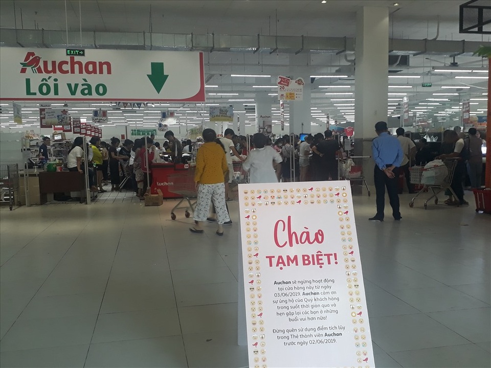 Auchan bị oanh tạc ngày thanh lý: Nhiều khách hàng bị chặn từ cửa - 7 Auchan bị oanh tạc ngày thanh lý: Nhiều khách hàng bị chặn từ cửa - 7