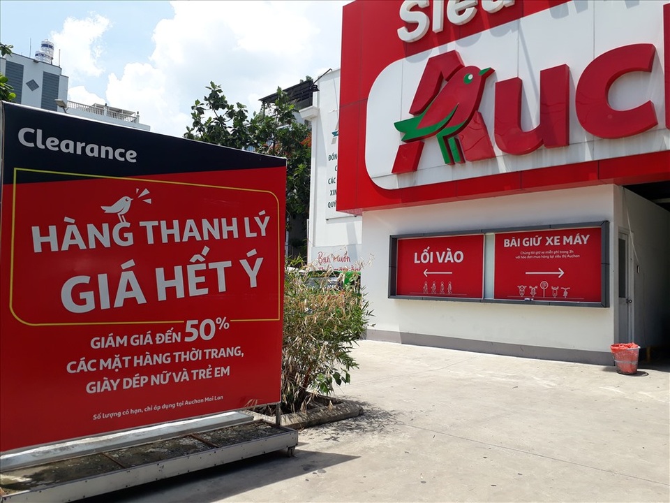 Auchan bị oanh tạc ngày thanh lý: Nhiều khách hàng bị chặn từ cửa - 9 Auchan bị oanh tạc ngày thanh lý: Nhiều khách hàng bị chặn từ cửa - 9