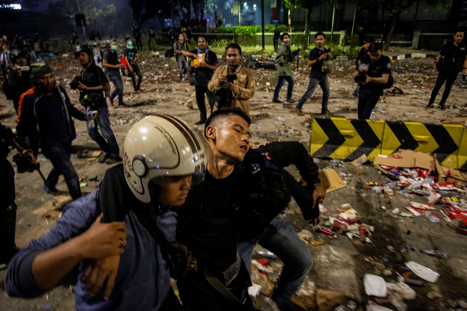 Thủ đô Jakarta biến thành “chiến trường” vì bạo động sau bầu cử, 6 người chết - 3 Thủ đô Jakarta biến thành “chiến trường” vì bạo động sau bầu cử, 6 người chết - 3
