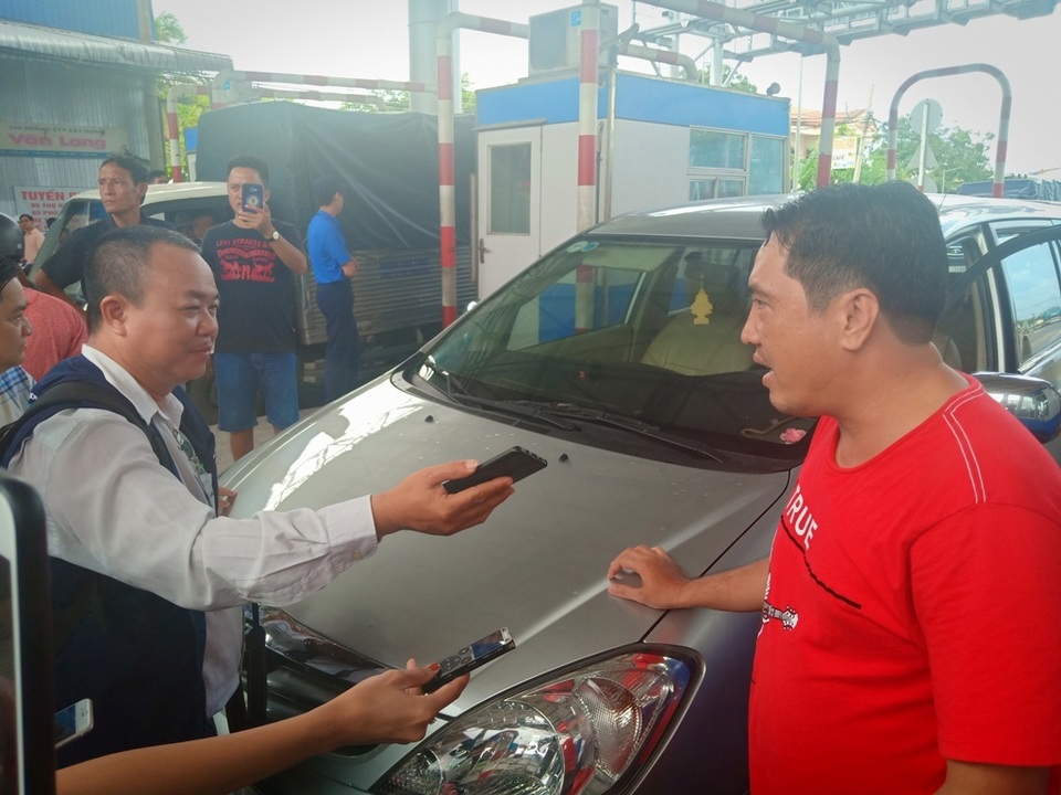Tài xế chỉ đồng ý trả 2.000 đồng, BOT T2 liên tục xả trạm - 8 Tài xế chỉ đồng ý trả 2.000 đồng, BOT T2 liên tục xả trạm - 8