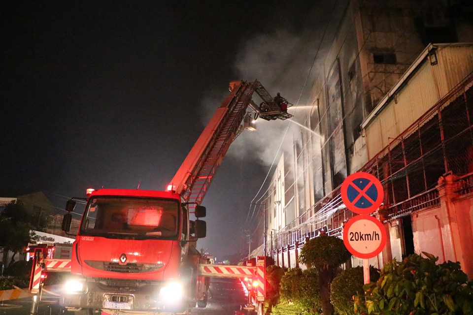 8 giờ đương đầu với “giặc lửa” trong vụ cháy kinh hoàng tại KCN Việt Hương - 7 8 giờ đương đầu với “giặc lửa” trong vụ cháy kinh hoàng tại KCN Việt Hương - 7