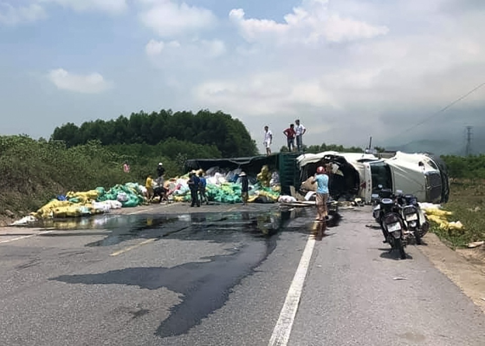 Xe container lật nghiêng chắn ngang quốc lộ khi bẻ lái tránh cú đối đầu - 1 Xe container lật nghiêng chắn ngang quốc lộ khi bẻ lái tránh cú đối đầu - 1