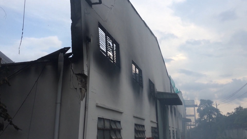 Xưởng gỗ bốc cháy ngùn ngụt sau tiếng nổ lớn - 2