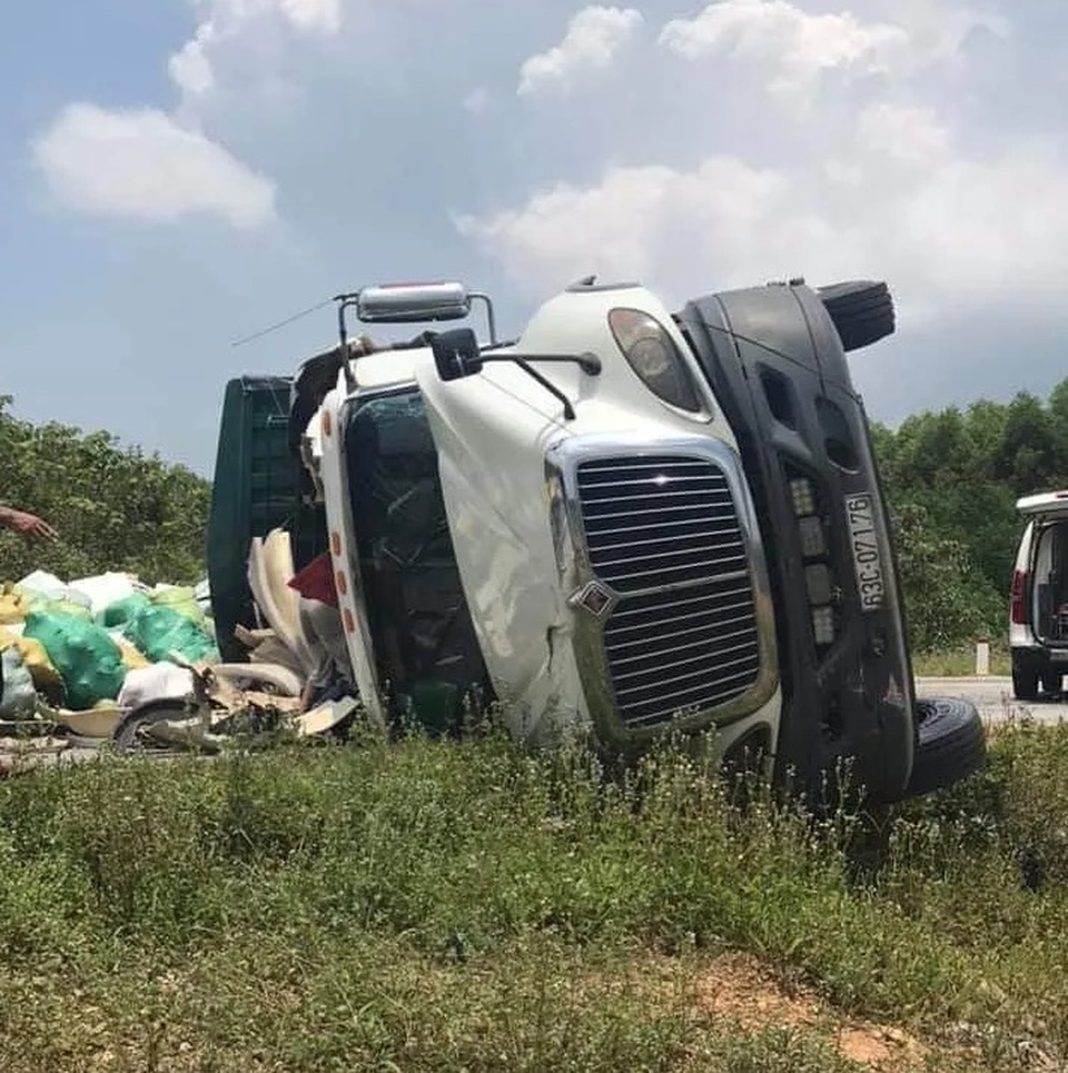 Xe container lật nghiêng chắn ngang quốc lộ khi bẻ lái tránh cú đối đầu - 3 Xe container lật nghiêng chắn ngang quốc lộ khi bẻ lái tránh cú đối đầu - 3