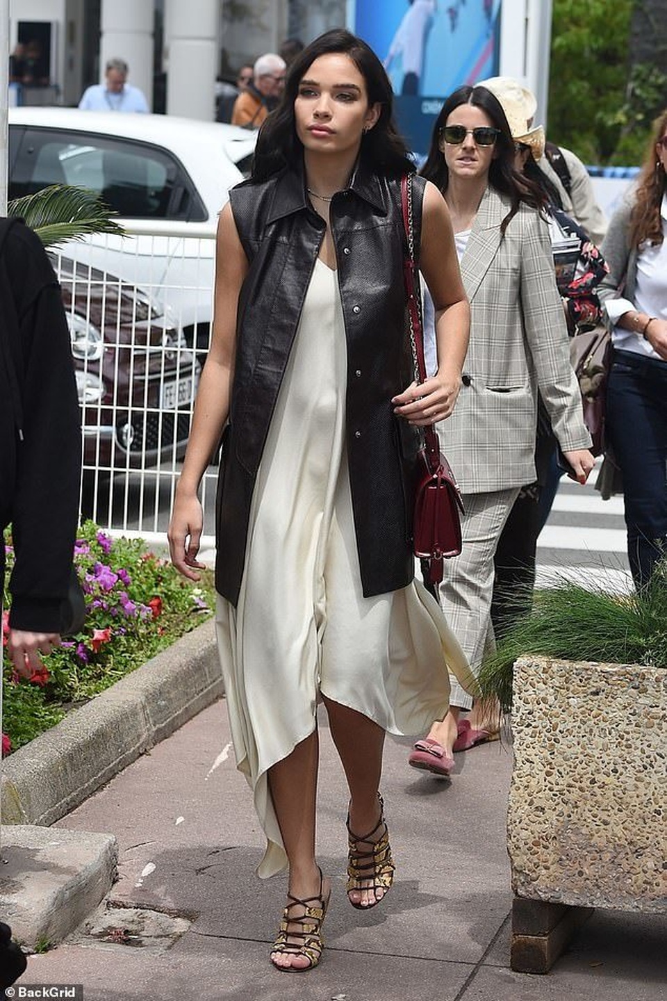 Brooklyn Beckham hạnh phúc khóa môi bạn gái hơn tuổi - 13