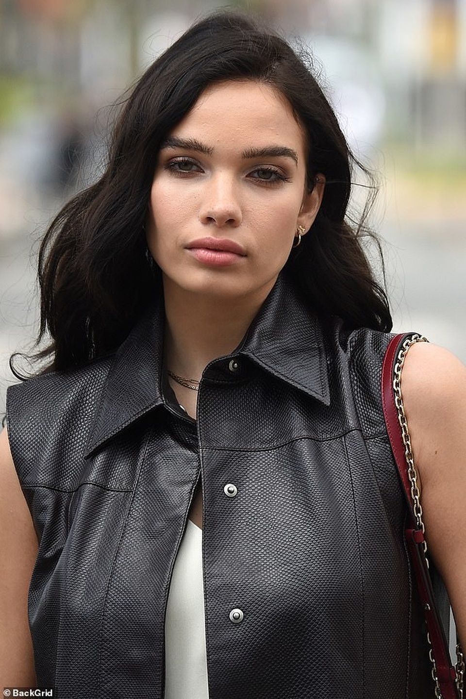 Brooklyn Beckham hạnh phúc khóa môi bạn gái hơn tuổi - 12