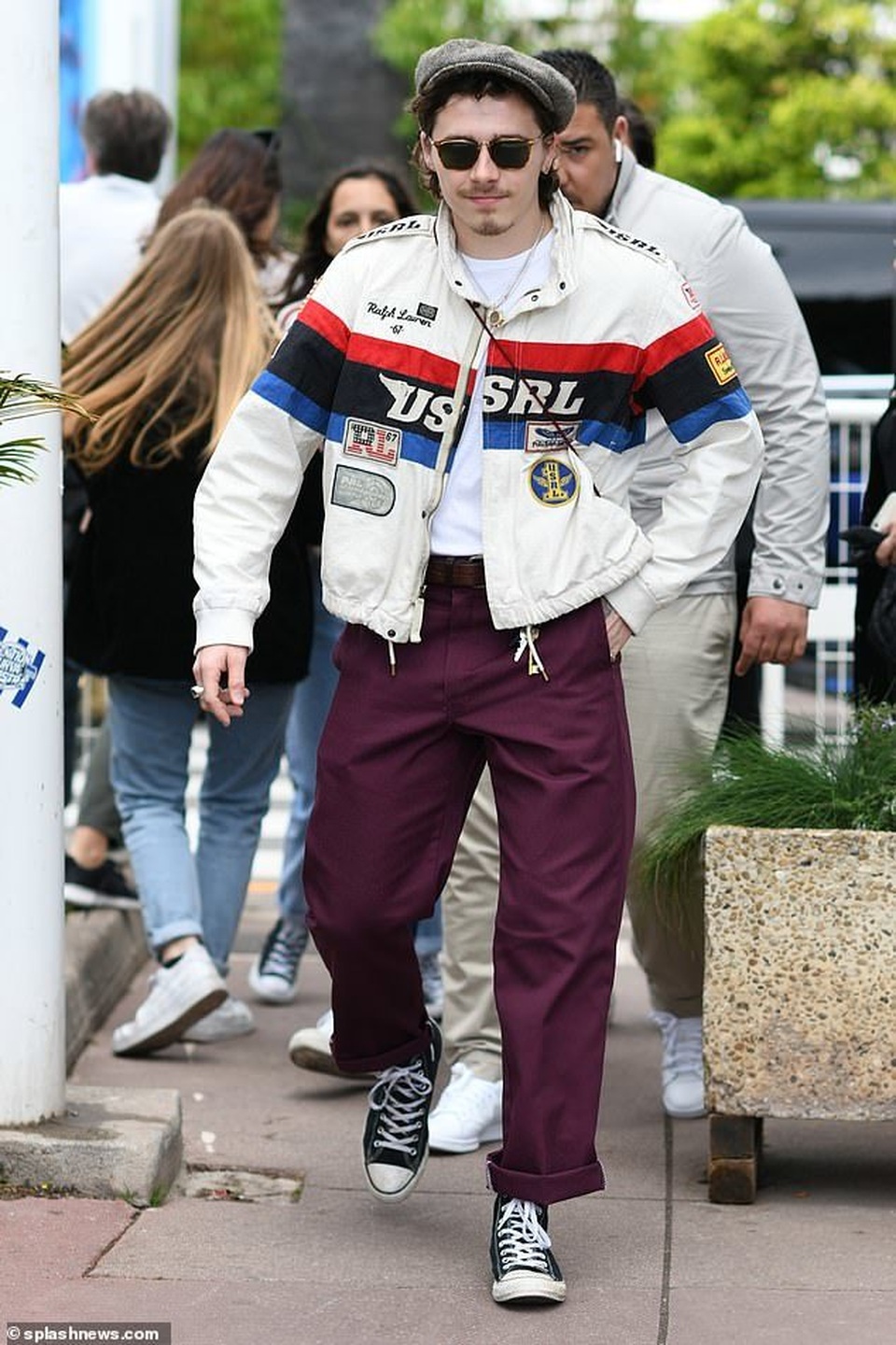 Brooklyn Beckham hạnh phúc khóa môi bạn gái hơn tuổi - 10