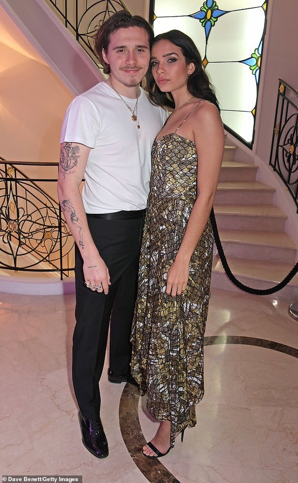 Brooklyn Beckham hạnh phúc khóa môi bạn gái hơn tuổi - 14