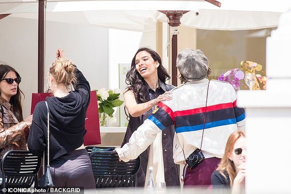 Brooklyn Beckham hạnh phúc khóa môi bạn gái hơn tuổi - 3