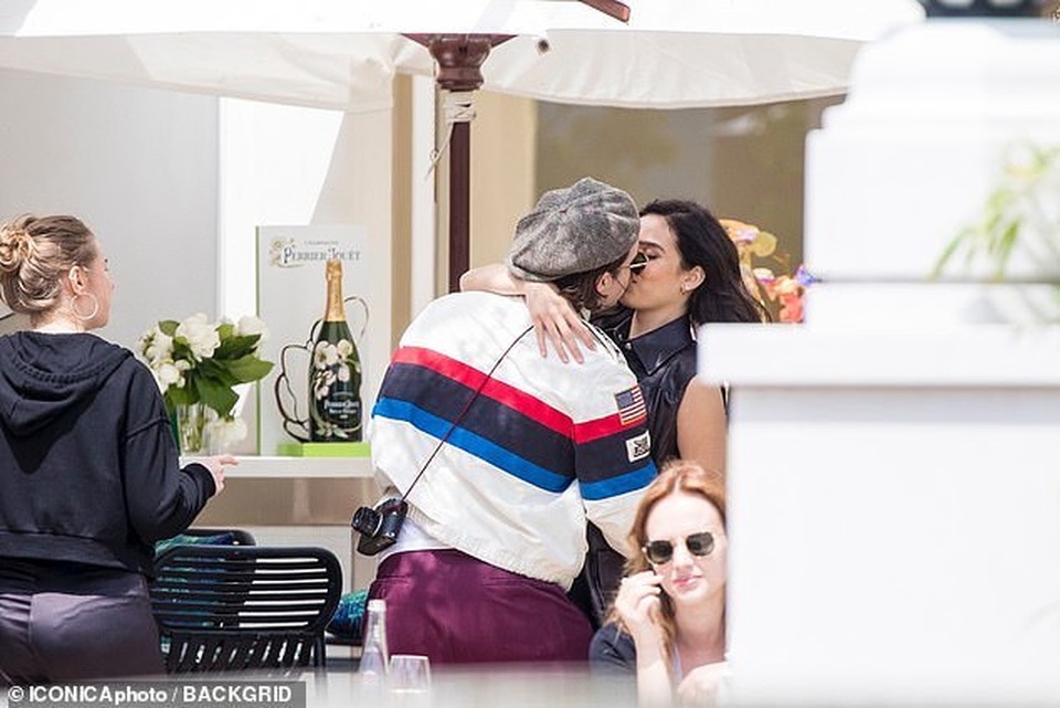 Brooklyn Beckham hạnh phúc khóa môi bạn gái hơn tuổi - 2