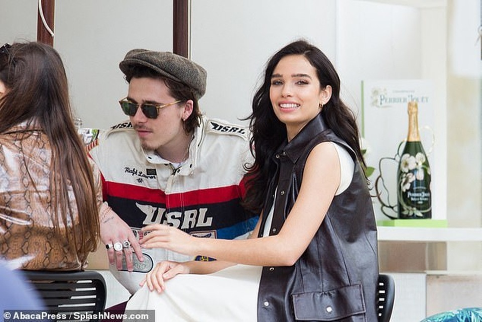 Brooklyn Beckham hạnh phúc khóa môi bạn gái hơn tuổi - 1