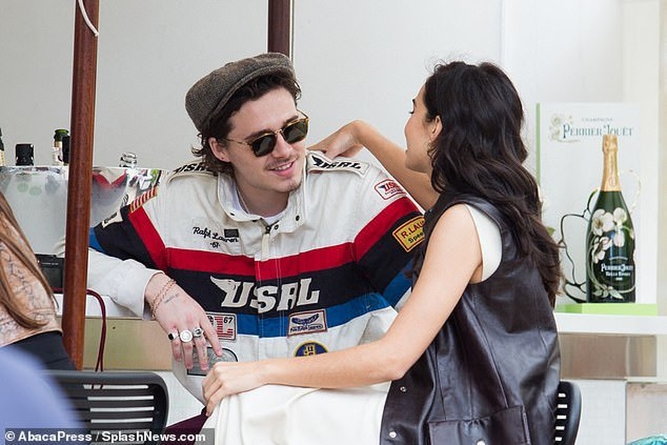 Brooklyn Beckham hạnh phúc khóa môi bạn gái hơn tuổi - 5