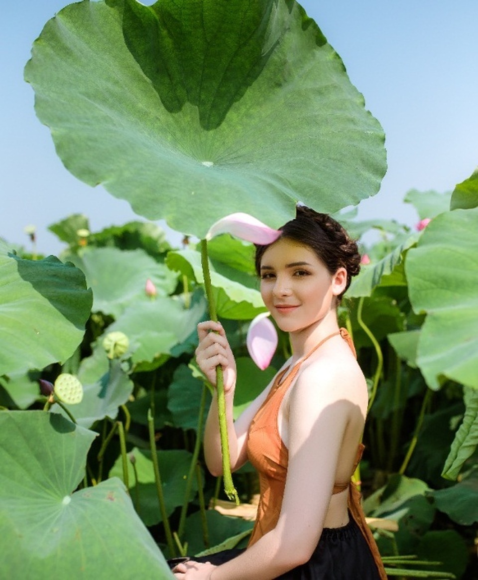 “Búp bê lai” Việt - Nga diện áo yếm, hóa tiên nữ tạo dáng bên hoa sen - 1 “Búp bê lai” Việt - Nga diện áo yếm, hóa tiên nữ tạo dáng bên hoa sen - 1