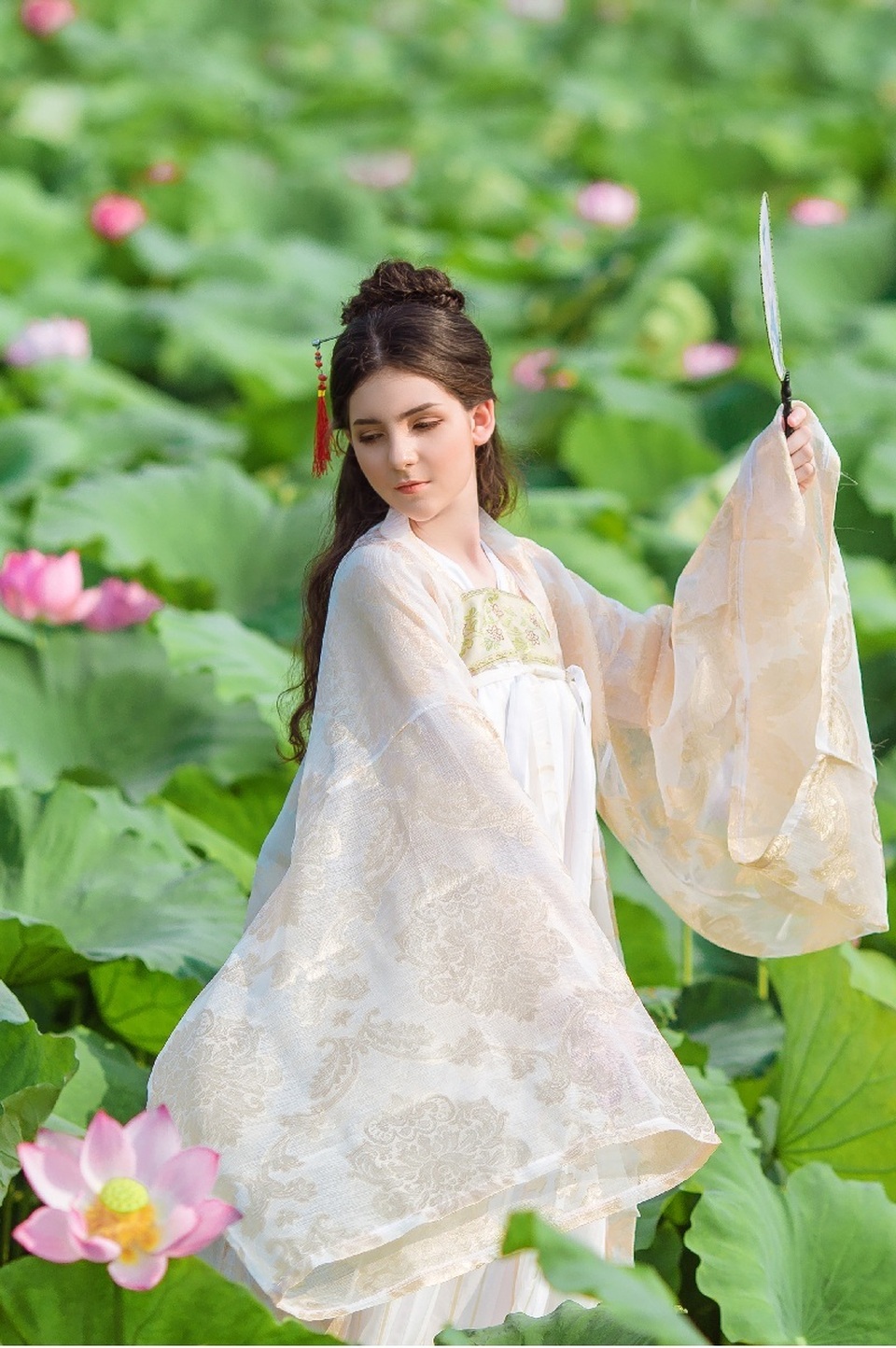 “Búp bê lai” Việt - Nga diện áo yếm, hóa tiên nữ tạo dáng bên hoa sen - 4 “Búp bê lai” Việt - Nga diện áo yếm, hóa tiên nữ tạo dáng bên hoa sen - 4