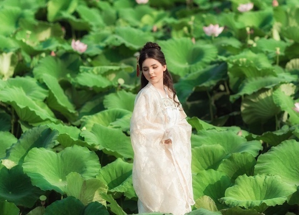 “Búp bê lai” Việt - Nga diện áo yếm, hóa tiên nữ tạo dáng bên hoa sen - 5 “Búp bê lai” Việt - Nga diện áo yếm, hóa tiên nữ tạo dáng bên hoa sen - 5