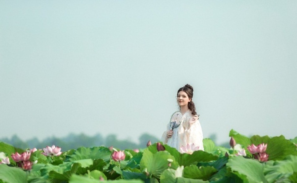“Búp bê lai” Việt - Nga diện áo yếm, hóa tiên nữ tạo dáng bên hoa sen - 6 “Búp bê lai” Việt - Nga diện áo yếm, hóa tiên nữ tạo dáng bên hoa sen - 6