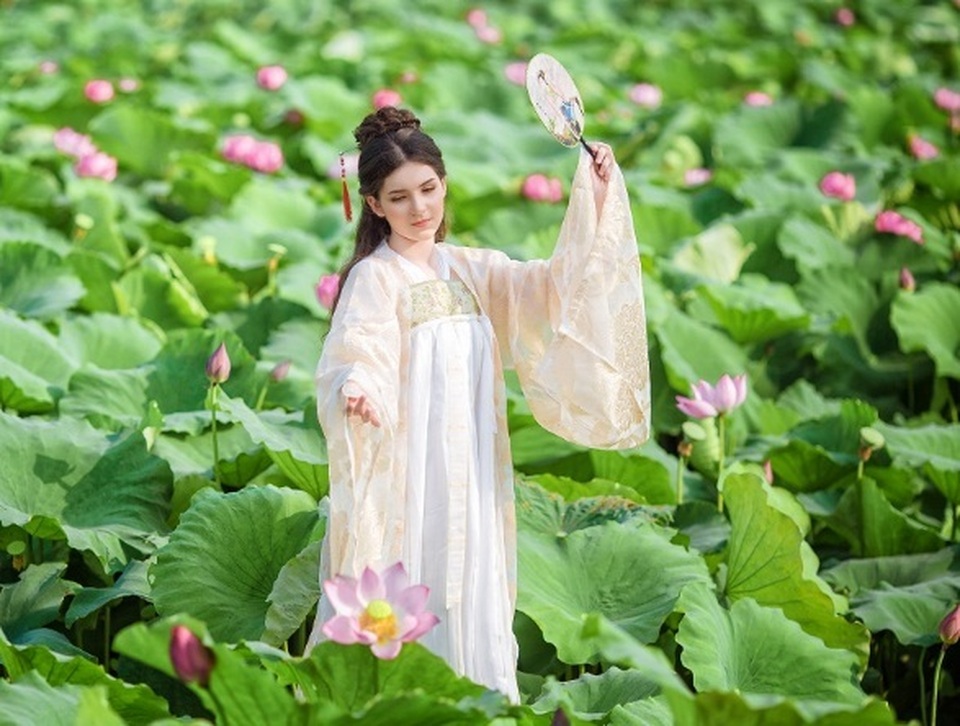“Búp bê lai” Việt - Nga diện áo yếm, hóa tiên nữ tạo dáng bên hoa sen - 7 “Búp bê lai” Việt - Nga diện áo yếm, hóa tiên nữ tạo dáng bên hoa sen - 7