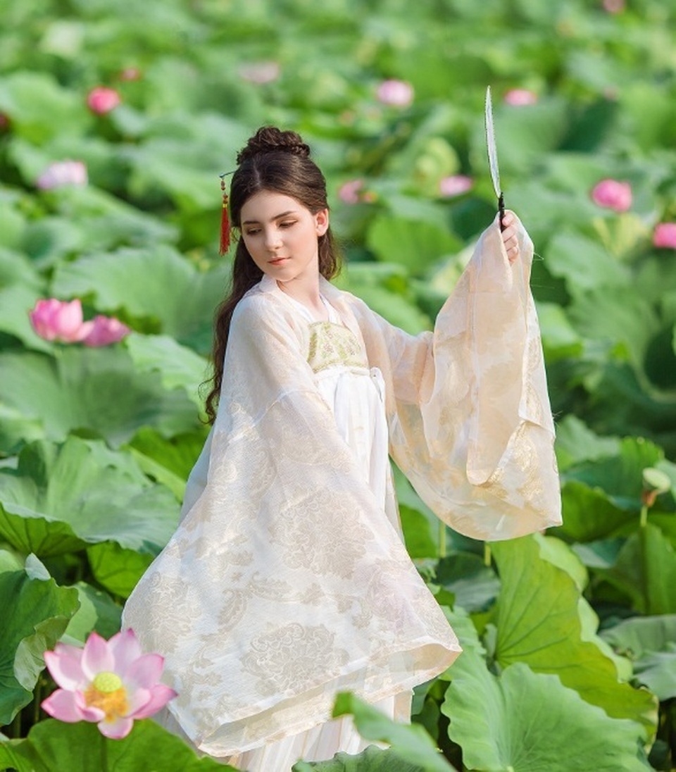 “Búp bê lai” Việt - Nga diện áo yếm, hóa tiên nữ tạo dáng bên hoa sen - 8 “Búp bê lai” Việt - Nga diện áo yếm, hóa tiên nữ tạo dáng bên hoa sen - 8
