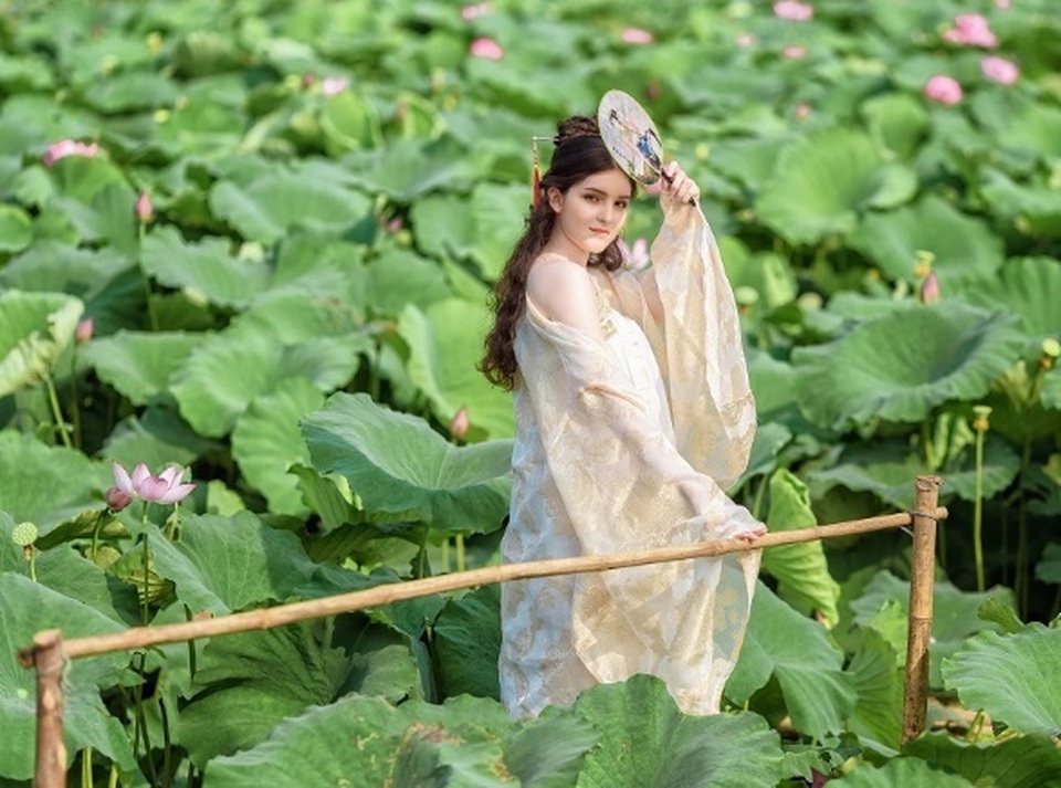 “Búp bê lai” Việt - Nga diện áo yếm, hóa tiên nữ tạo dáng bên hoa sen - 10 “Búp bê lai” Việt - Nga diện áo yếm, hóa tiên nữ tạo dáng bên hoa sen - 10