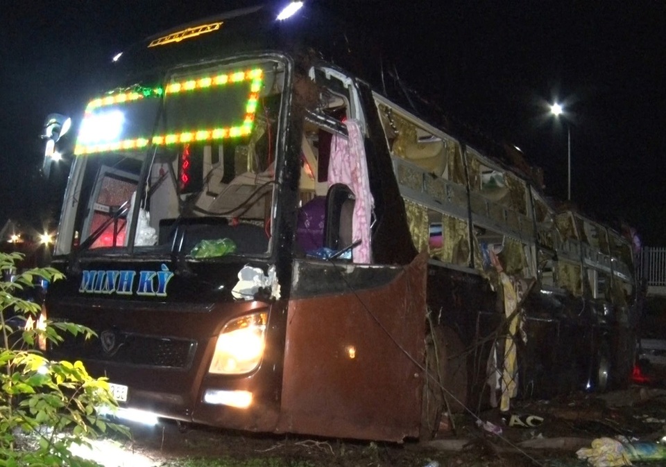 Lật xe khách, 2 mẹ con tử vong, 17 người bị thương - 1 Lật xe khách, 2 mẹ con tử vong, 17 người bị thương - 1