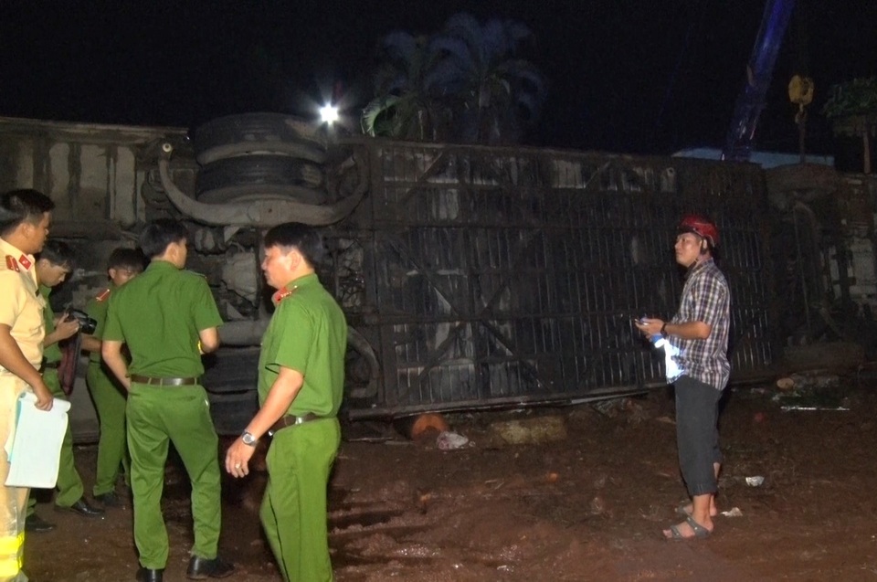 Lật xe khách, 2 mẹ con tử vong, 17 người bị thương - 2 Lật xe khách, 2 mẹ con tử vong, 17 người bị thương - 2