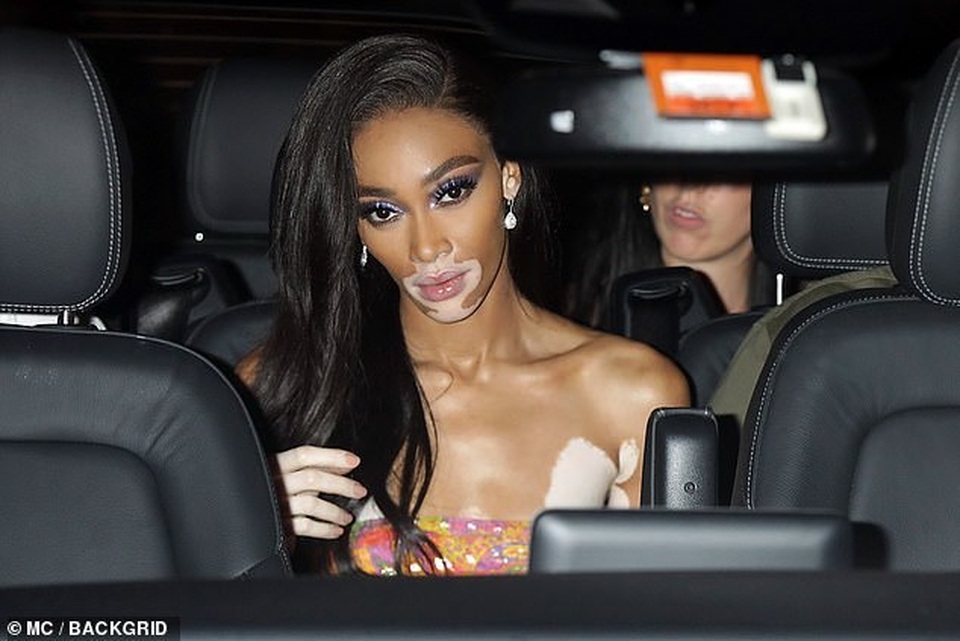 Mê mẩn đôi chân dài miên man của 2 siêu mẫu - 2