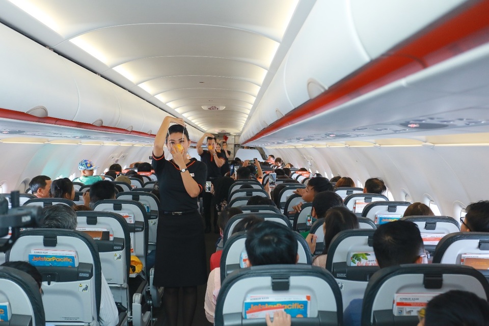 Hãng hàng không đầu tiên ở Việt Nam nhảy “trình diễn” an toàn bay trên không - 1 Hãng hàng không đầu tiên ở Việt Nam nhảy “trình diễn” an toàn bay trên không - 1