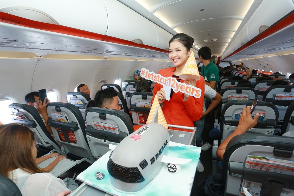 Hãng hàng không đầu tiên ở Việt Nam nhảy “trình diễn” an toàn bay trên không - 3 Hãng hàng không đầu tiên ở Việt Nam nhảy “trình diễn” an toàn bay trên không - 3