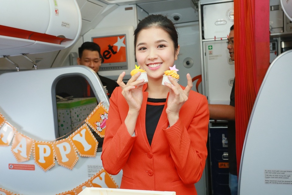 Hãng hàng không đầu tiên ở Việt Nam nhảy “trình diễn” an toàn bay trên không - 4 Hãng hàng không đầu tiên ở Việt Nam nhảy “trình diễn” an toàn bay trên không - 4