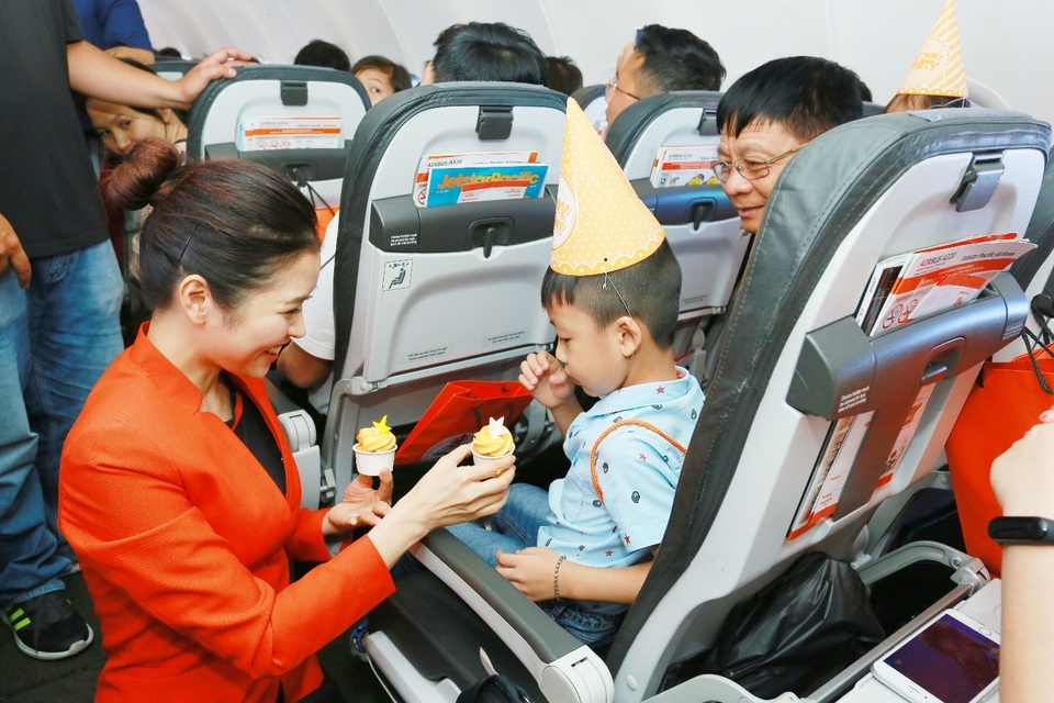 Hãng hàng không đầu tiên ở Việt Nam nhảy “trình diễn” an toàn bay trên không - 9 Hãng hàng không đầu tiên ở Việt Nam nhảy “trình diễn” an toàn bay trên không - 9