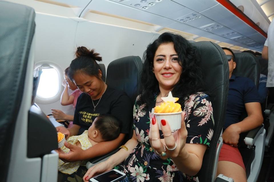 Hãng hàng không đầu tiên ở Việt Nam nhảy “trình diễn” an toàn bay trên không - 14 Hãng hàng không đầu tiên ở Việt Nam nhảy “trình diễn” an toàn bay trên không - 14