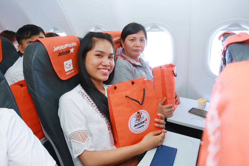 Hãng hàng không đầu tiên ở Việt Nam nhảy “trình diễn” an toàn bay trên không - 15 Hãng hàng không đầu tiên ở Việt Nam nhảy “trình diễn” an toàn bay trên không - 15